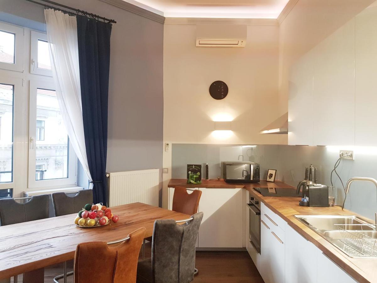 Luxurious Apartment With Balconies In Downtown Bp Budapest Exterior foto